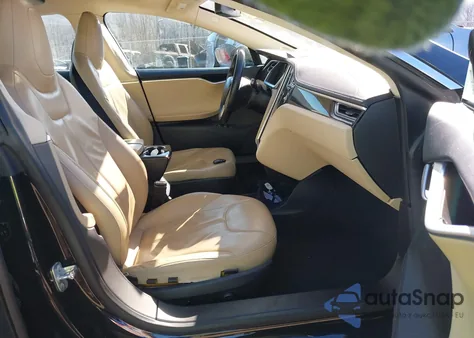 2013 Tesla Model S z USA, uszkodzony, nr VIN 5YJSA1AG7DFP11063